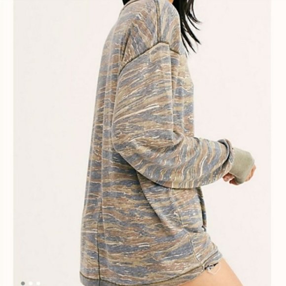 New WE THE FREE Arielle Tiger Combo Camo Cotton Blend Oversized Top Green Gray S - Picture 4 of 16